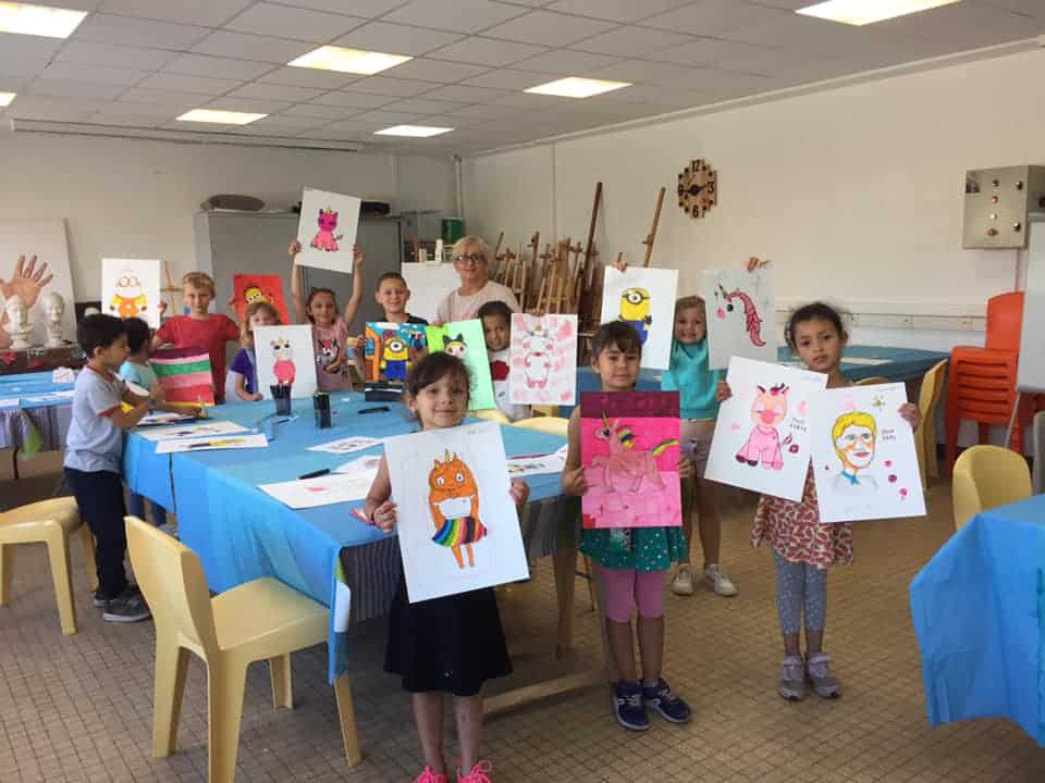 enfants qui montrent leurs dessins